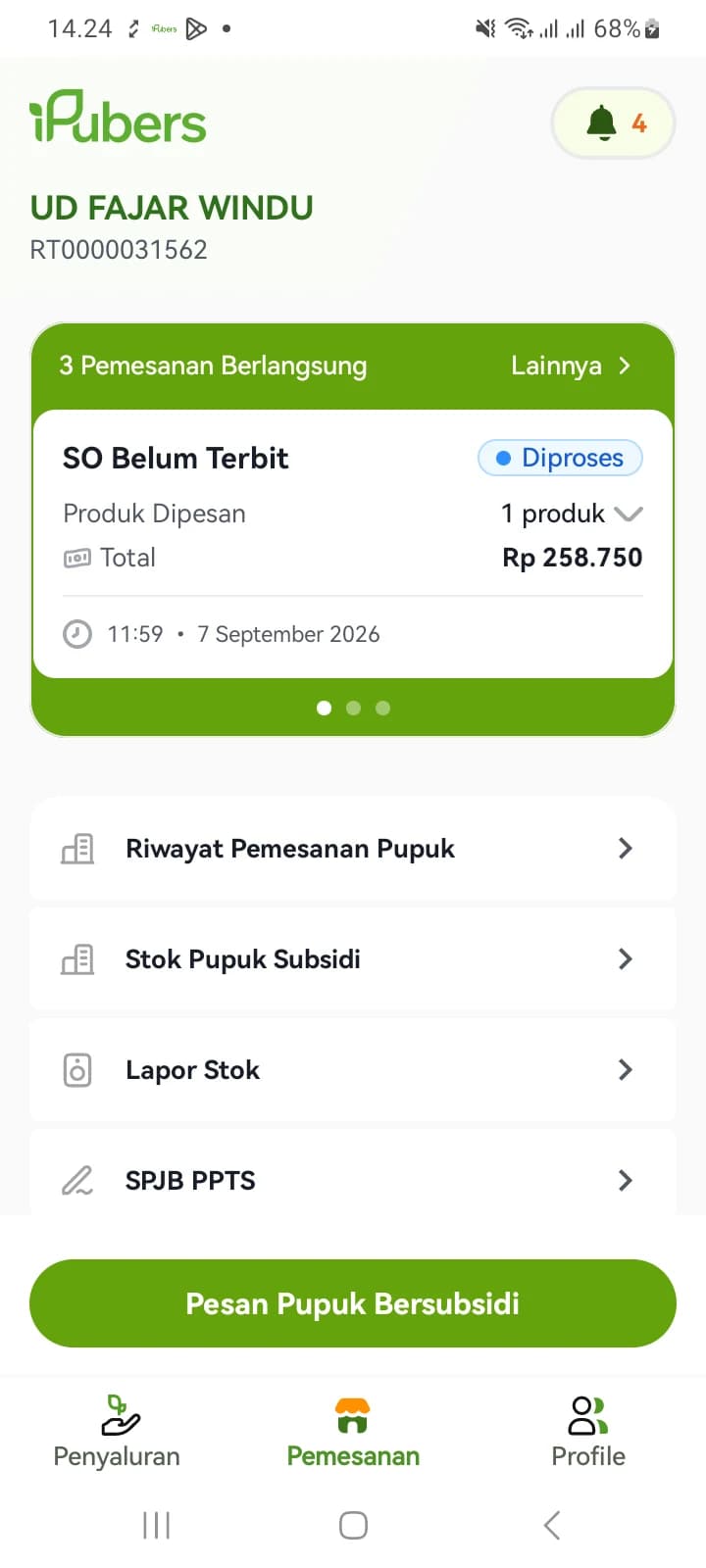 Tab Pemesanan di aplikasi iPubers: kartu pemesanan berlangsung, menu Riwayat Pemesanan Pupuk, Stok Pupuk Subsidi, Lapor Stok, dan SPJB PPTS, serta tombol Pesan Pupuk Bersubsidi.